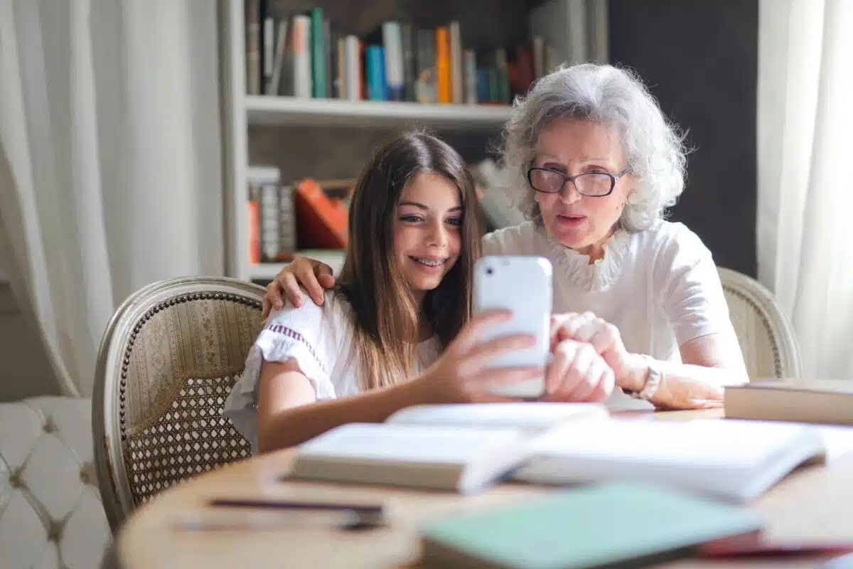 une grand-mère et sa petite fille regardant un smartphone